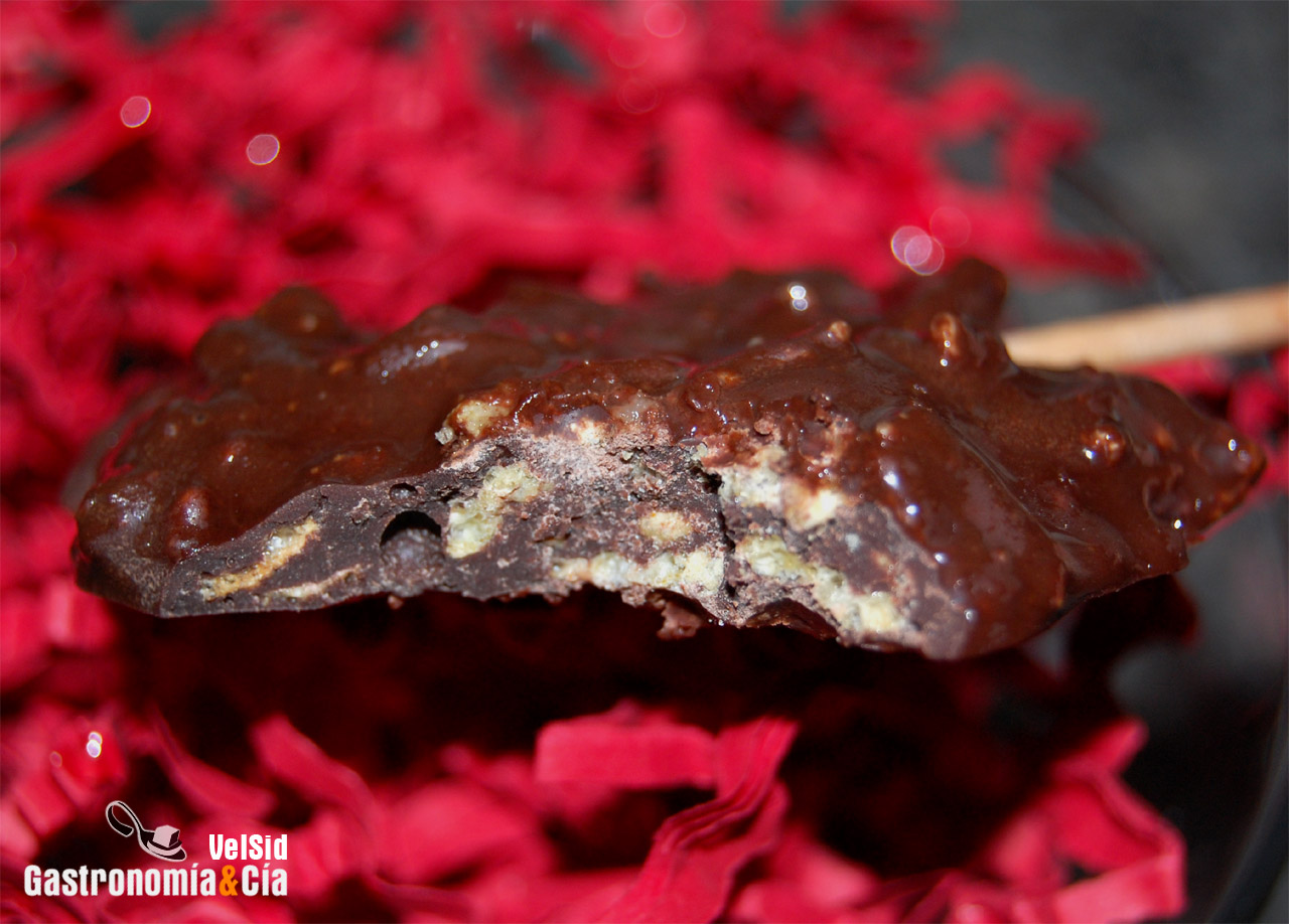 Piruletas de chocolate con cereales y frutas