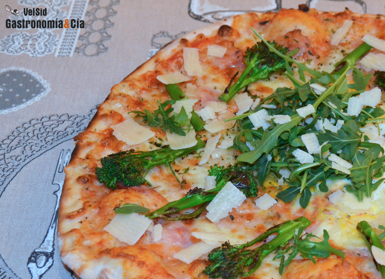 Receta de Pizza con bacon, bimi y queso