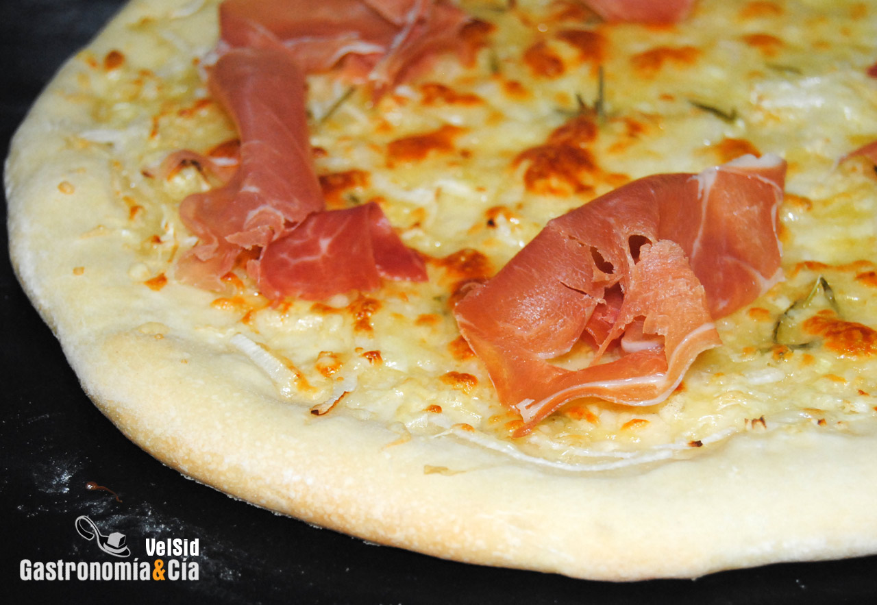 Pizza bianca con prosciutto