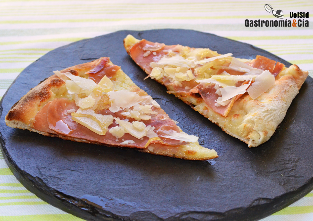 Pizza blanca con cebolla, jamón y parmesano