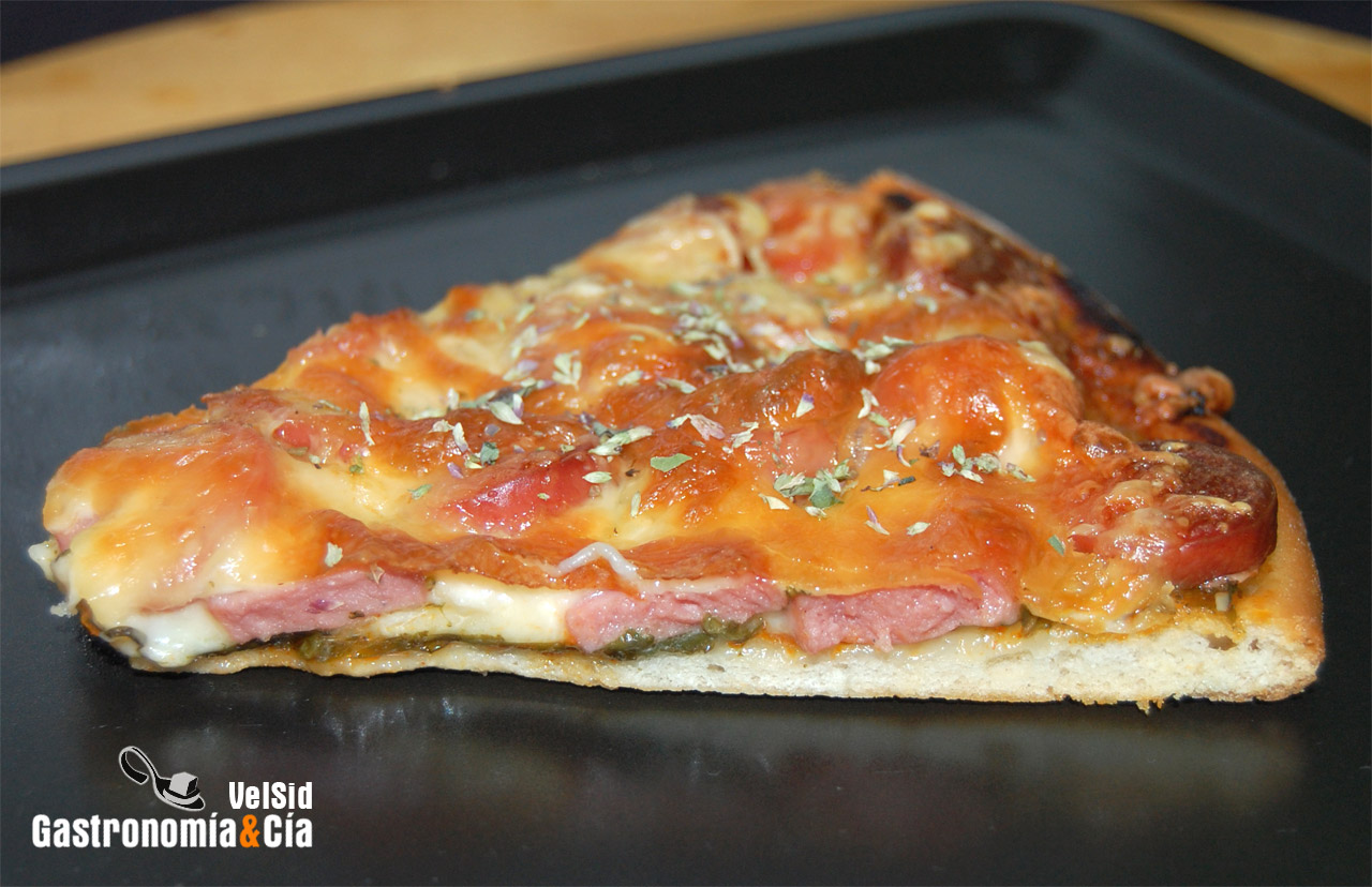 Pizza brava con espinacas y frankfurt