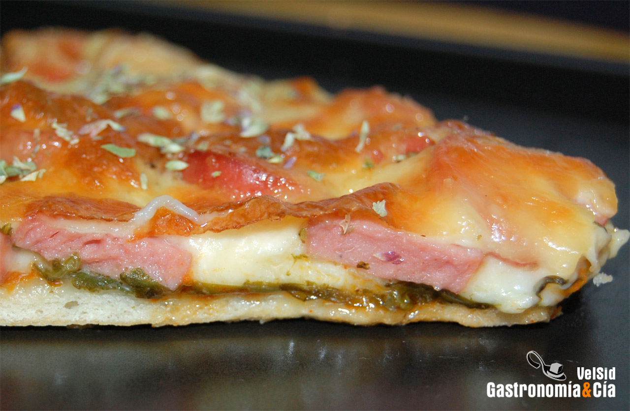Pizza brava con espinacas y frankfurt