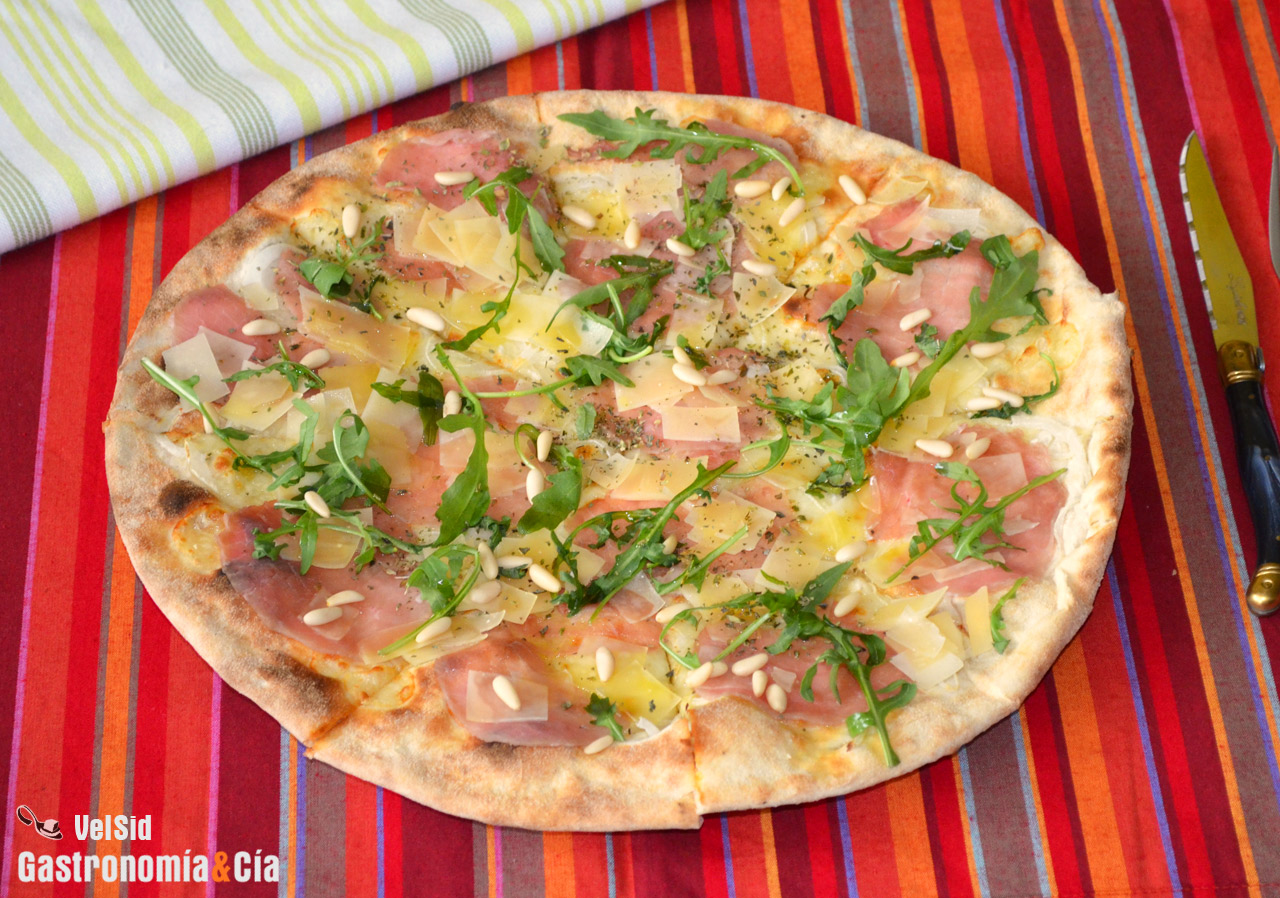 Pizza de carpaccio, rúcula y piñones