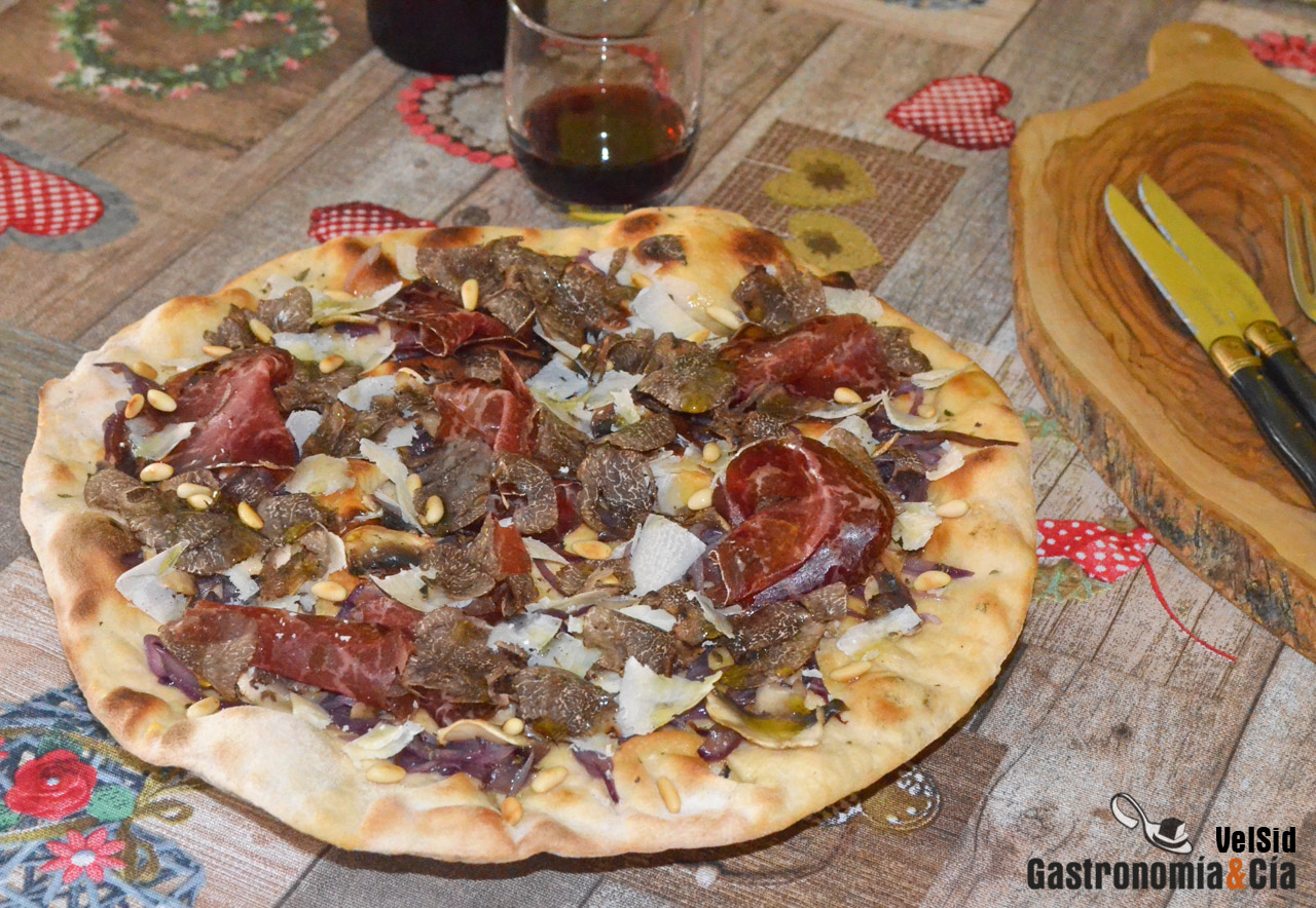Pizza de champiñones, cecina y trufa