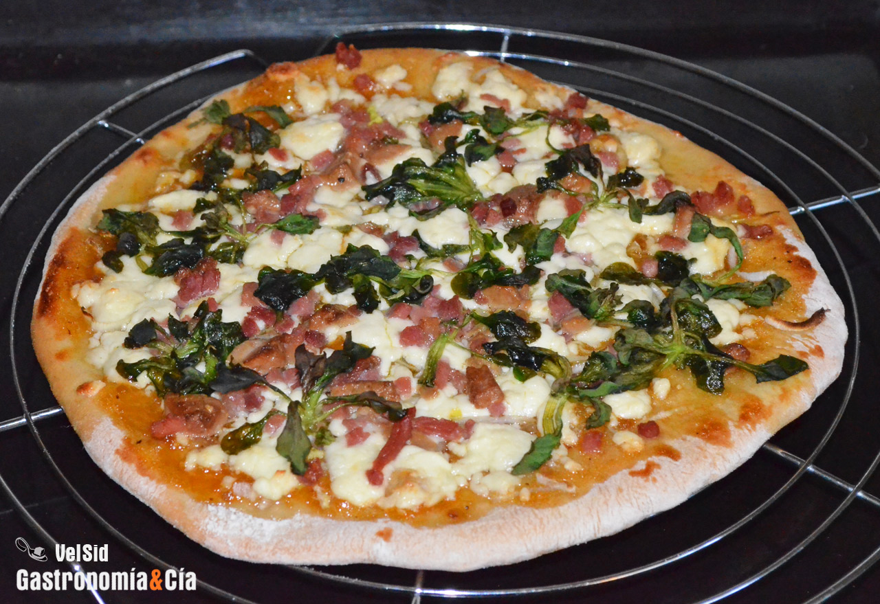 Pizza con compota de tomate, queso feta y foie gras