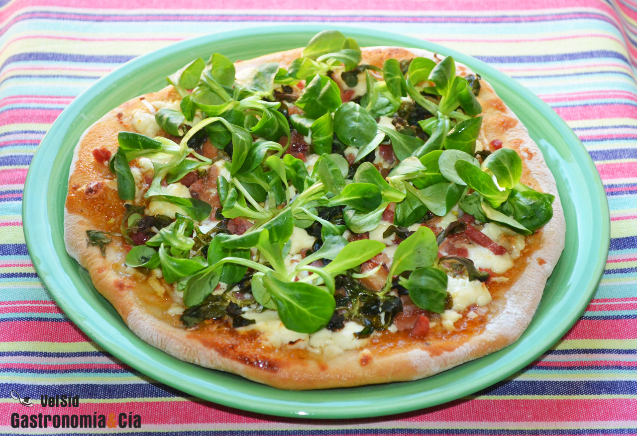 Pizza con compota de tomate, queso feta y foie gras