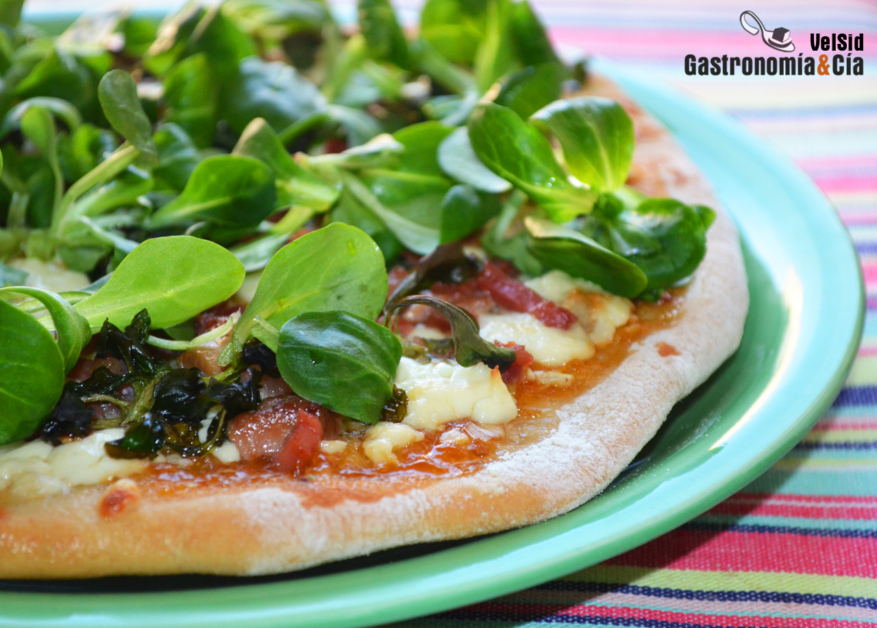 Pizza con compota de tomate, queso feta y foie gras