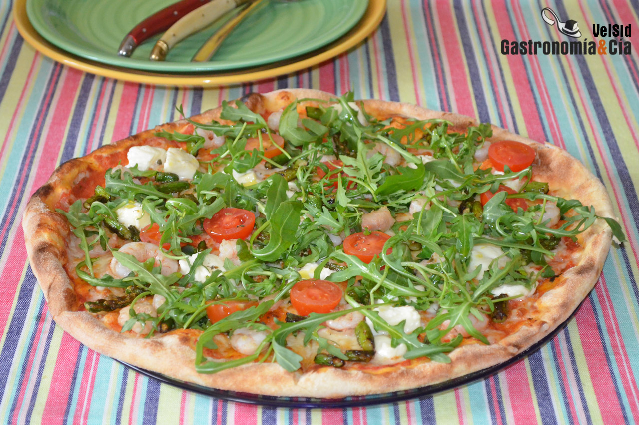 Pizza de gambas, espárragos, mozzarella y rúcula