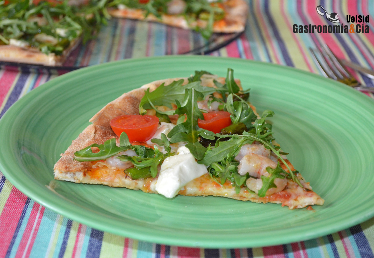 Pizza de gambas, espárragos, mozzarella y rúcula