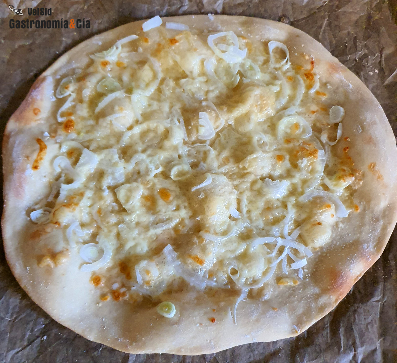 Pizza blanca con jamón ibérico, trufa negra y parmesano