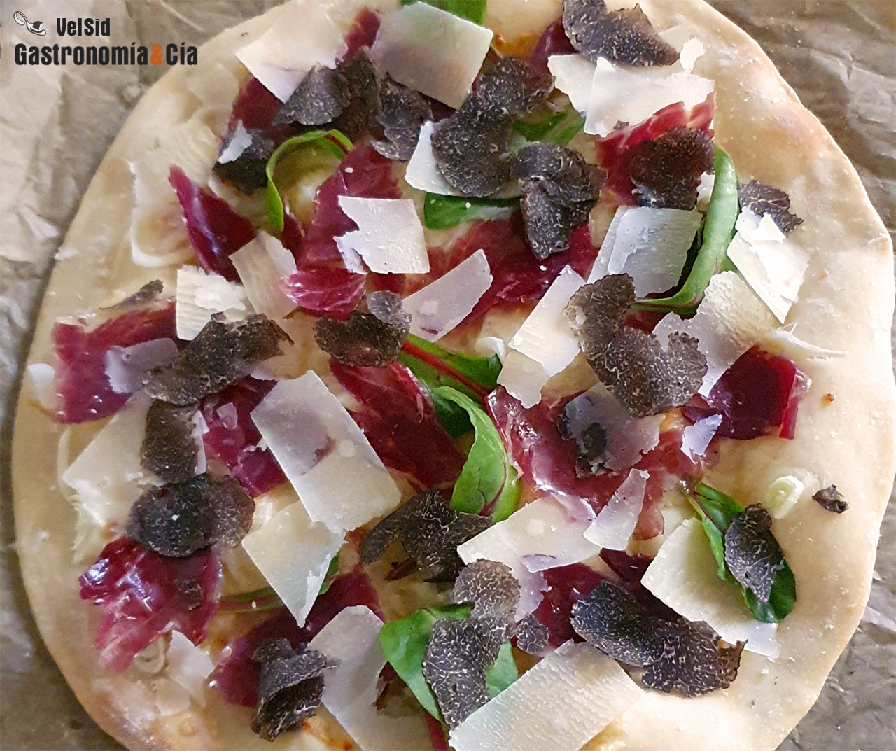 Pizza blanca con jamón ibérico, trufa negra y parmesano