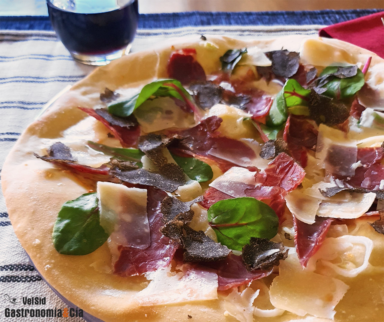 Pizza blanca con jamón ibérico, trufa negra y parmesano