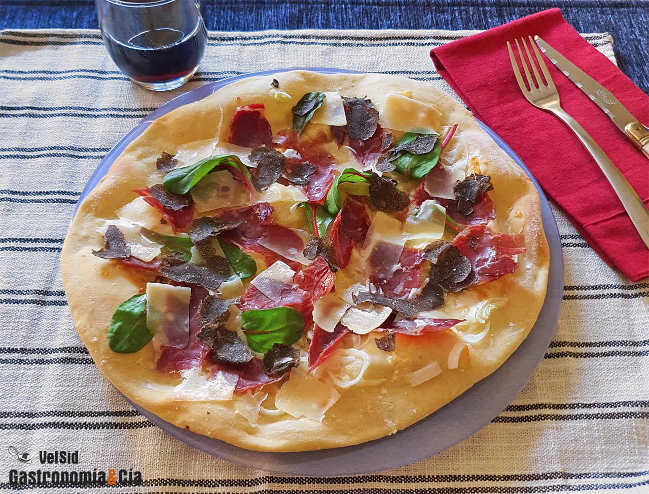 Pizza blanca con jamón ibérico, trufa negra y parmesano