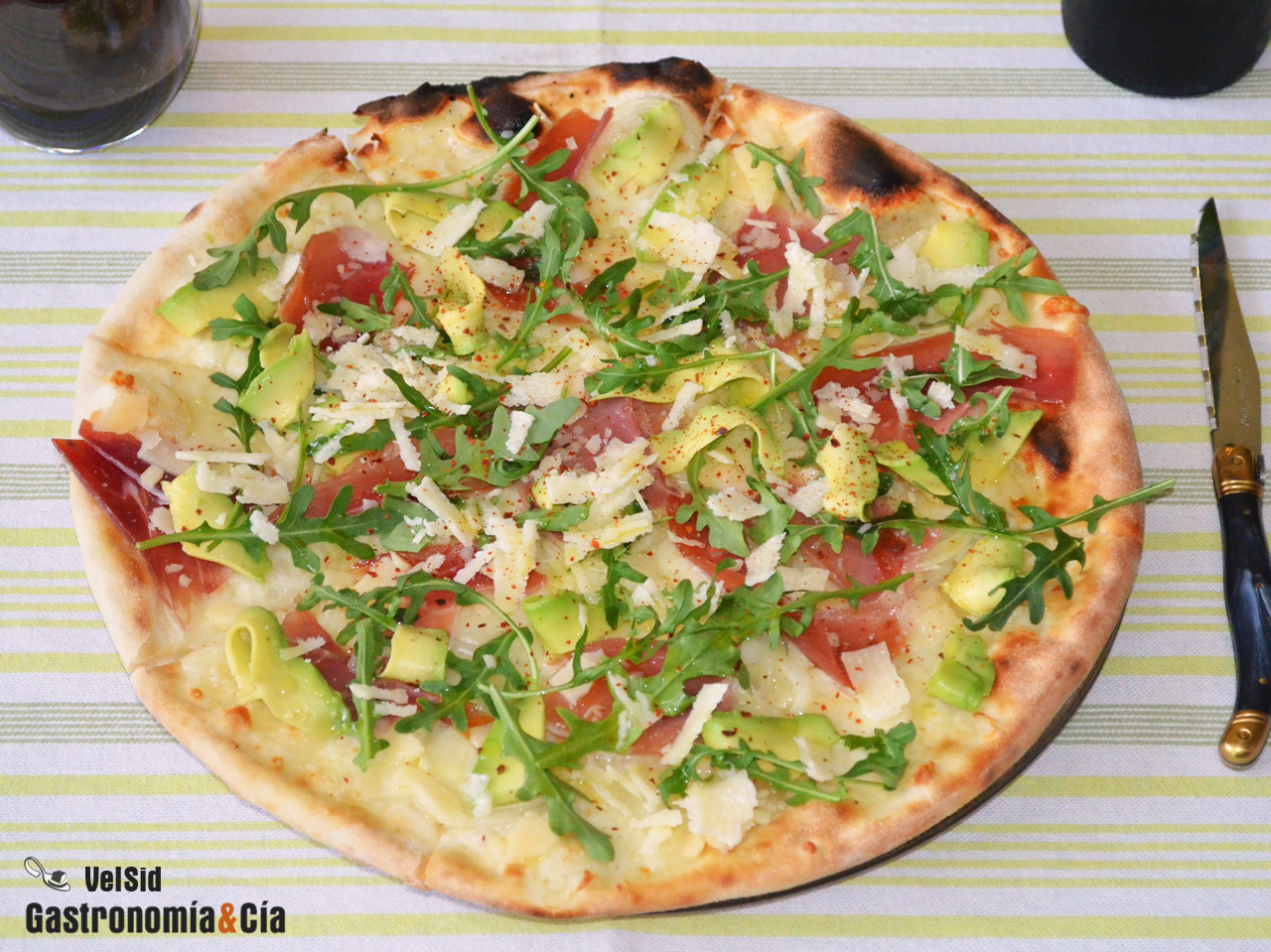 Pizza blanca de aguacate y jamón