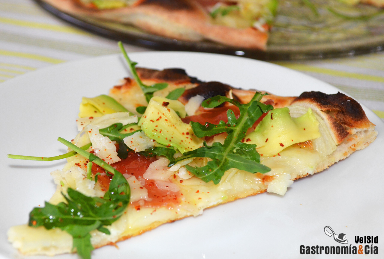 Pizza blanca de aguacate y jamón