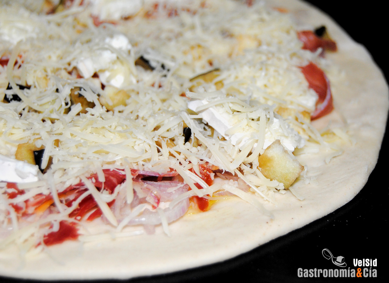Pizza de jamón ibérico, berenjena y queso de cabra
