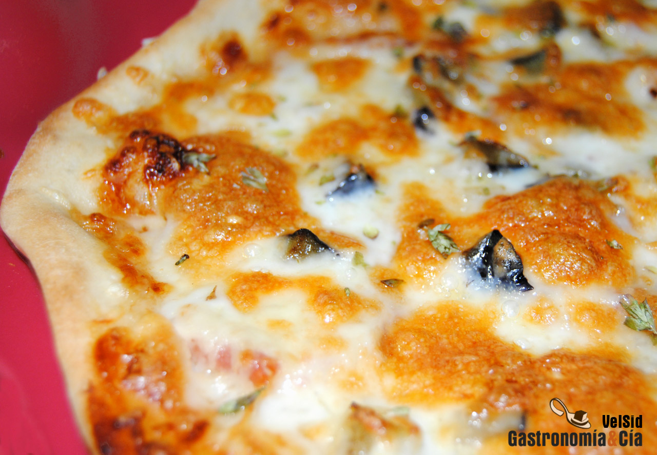 Pizza de jamón ibérico, berenjena y queso de cabra