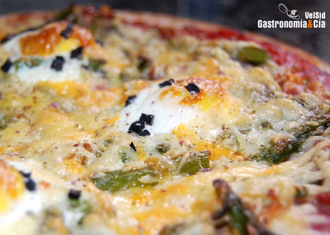 Pizza de jamón y espárragos