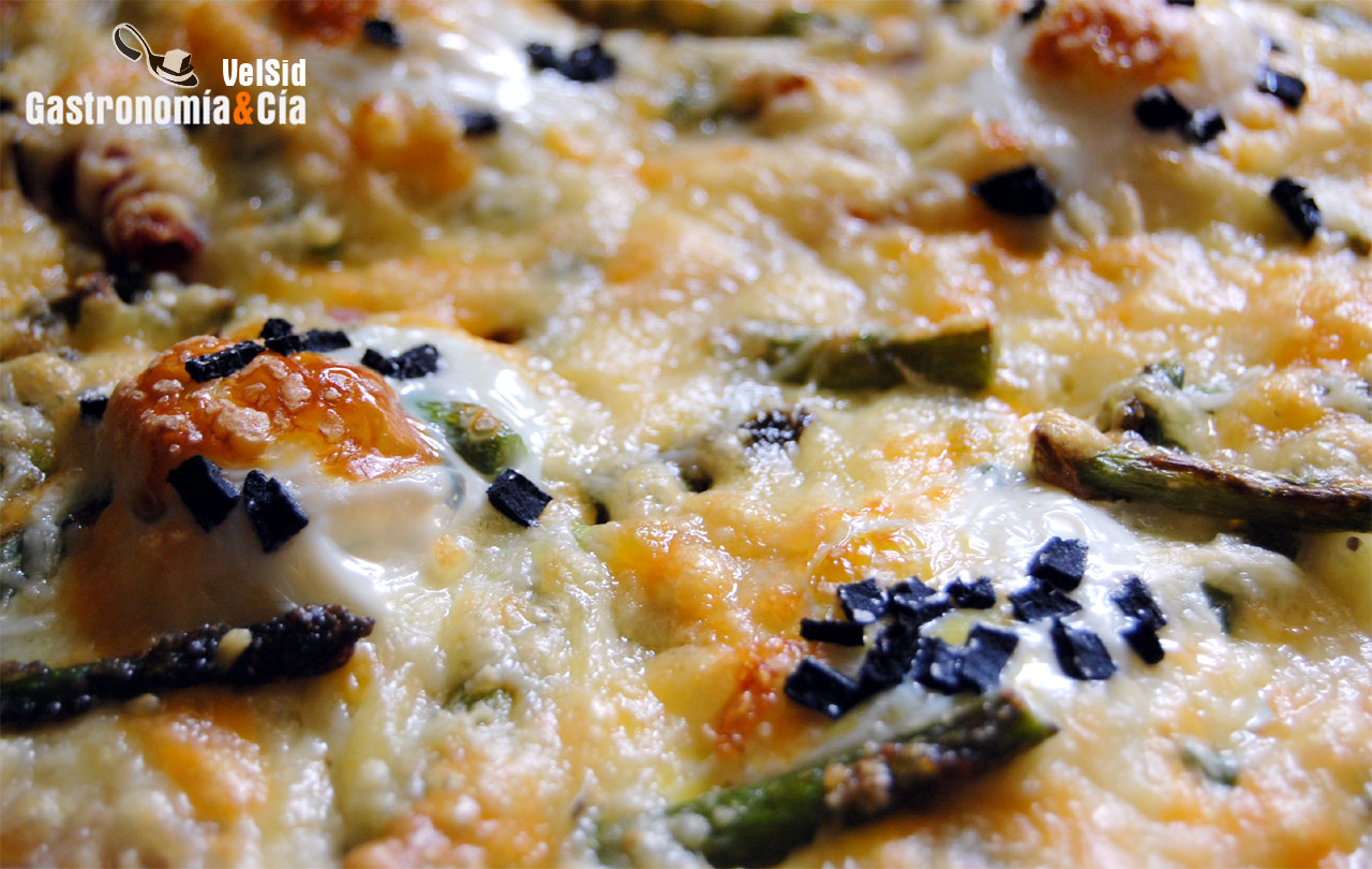 Pizza de jamón y espárragos