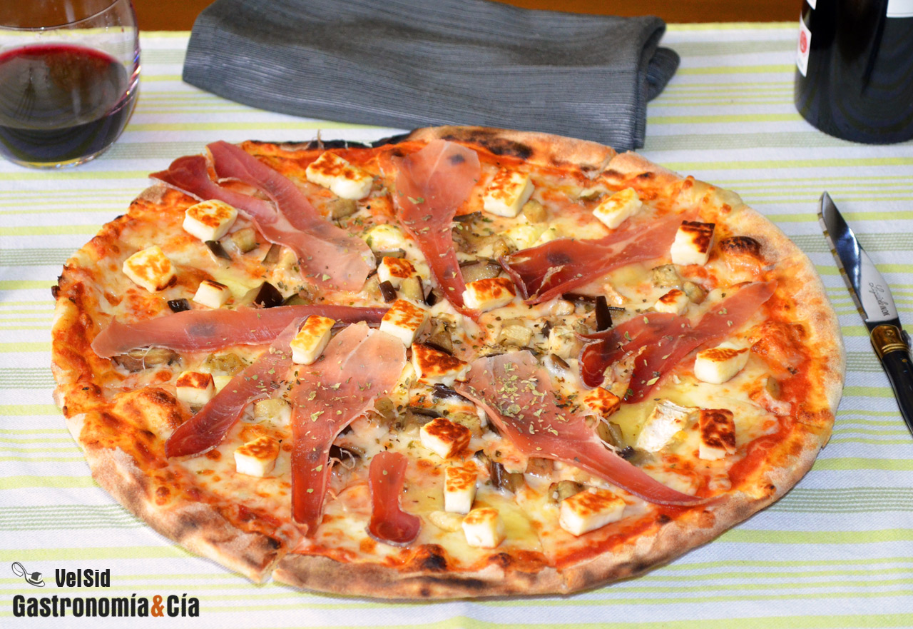 Pizza de jamón, berenjena y halloumi