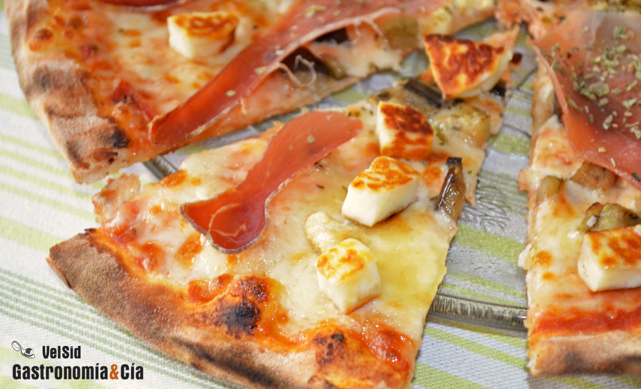 Pizza de jamón, berenjena y halloumi
