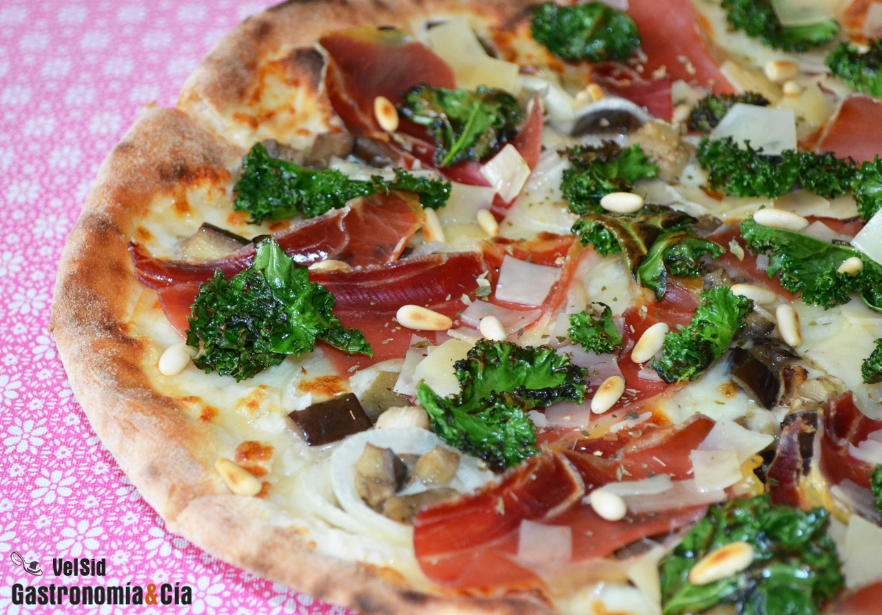 Pizza con kale, berenjena y jamón