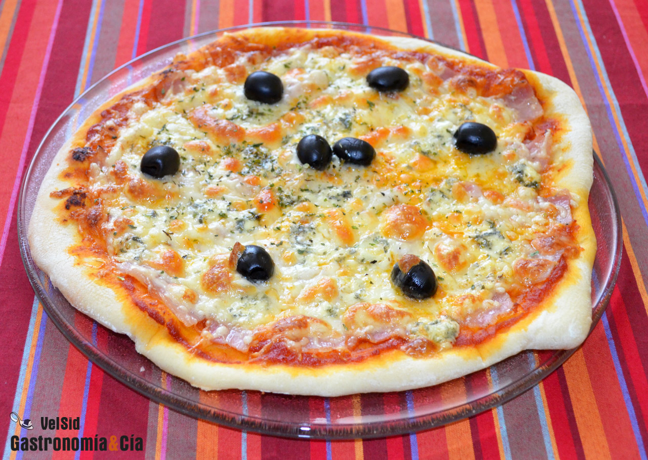 Pizza de panceta y queso azul