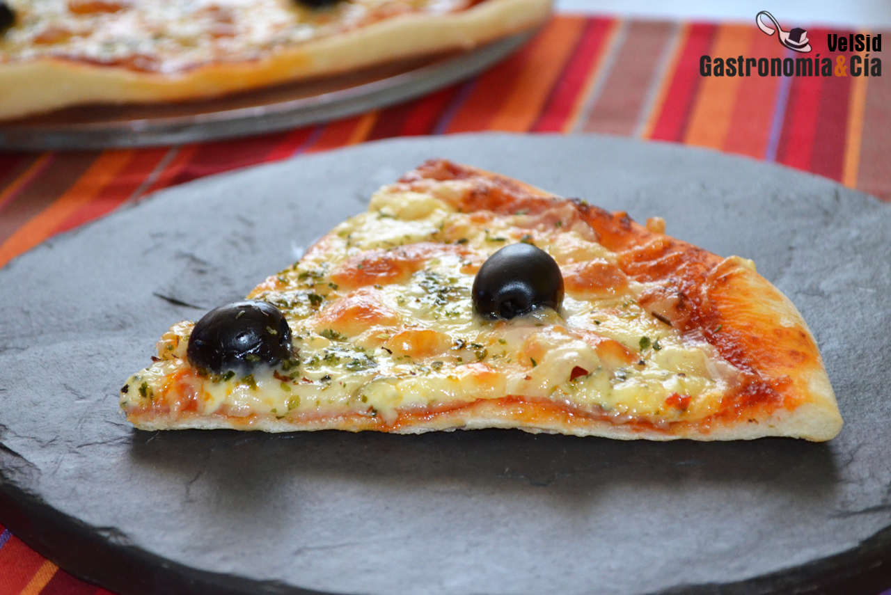 Pizza de panceta y queso azul