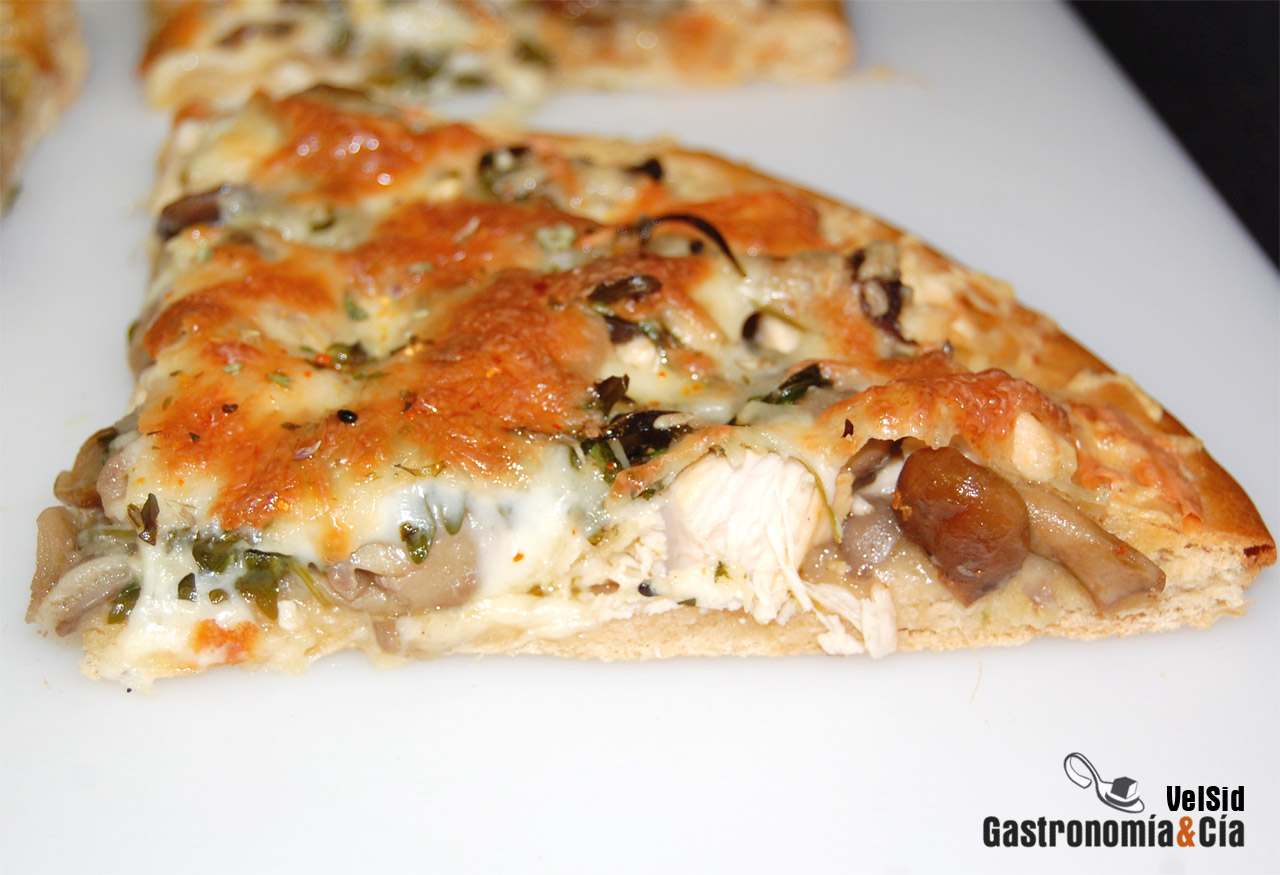 Pizza de pollo, setas y pasta de jengibre y ajo