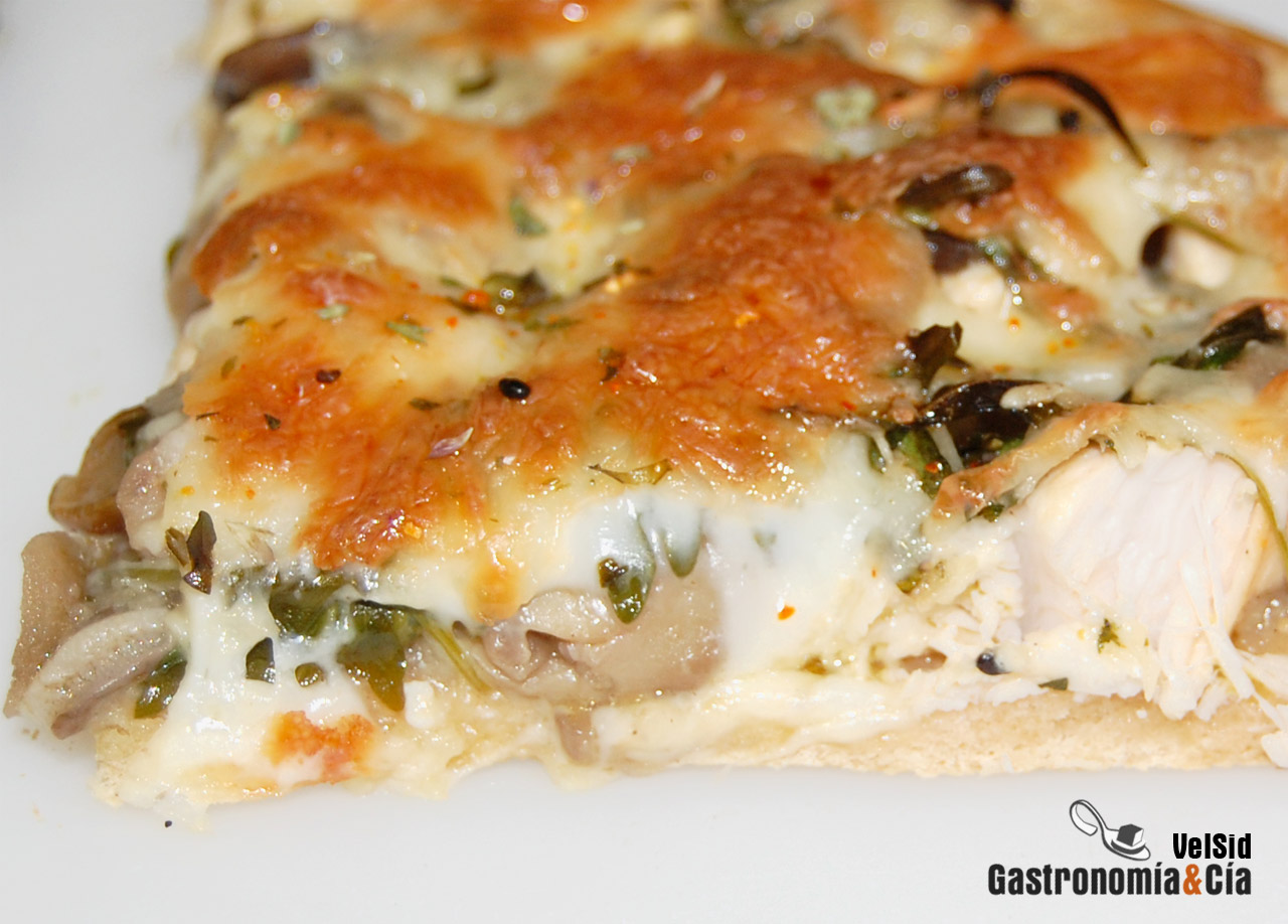 Pizza de pollo, setas y pasta de jengibre y ajo
