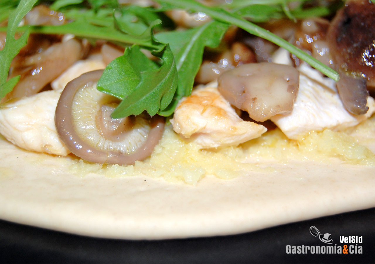 Pizza de pollo, setas y pasta de jengibre y ajo