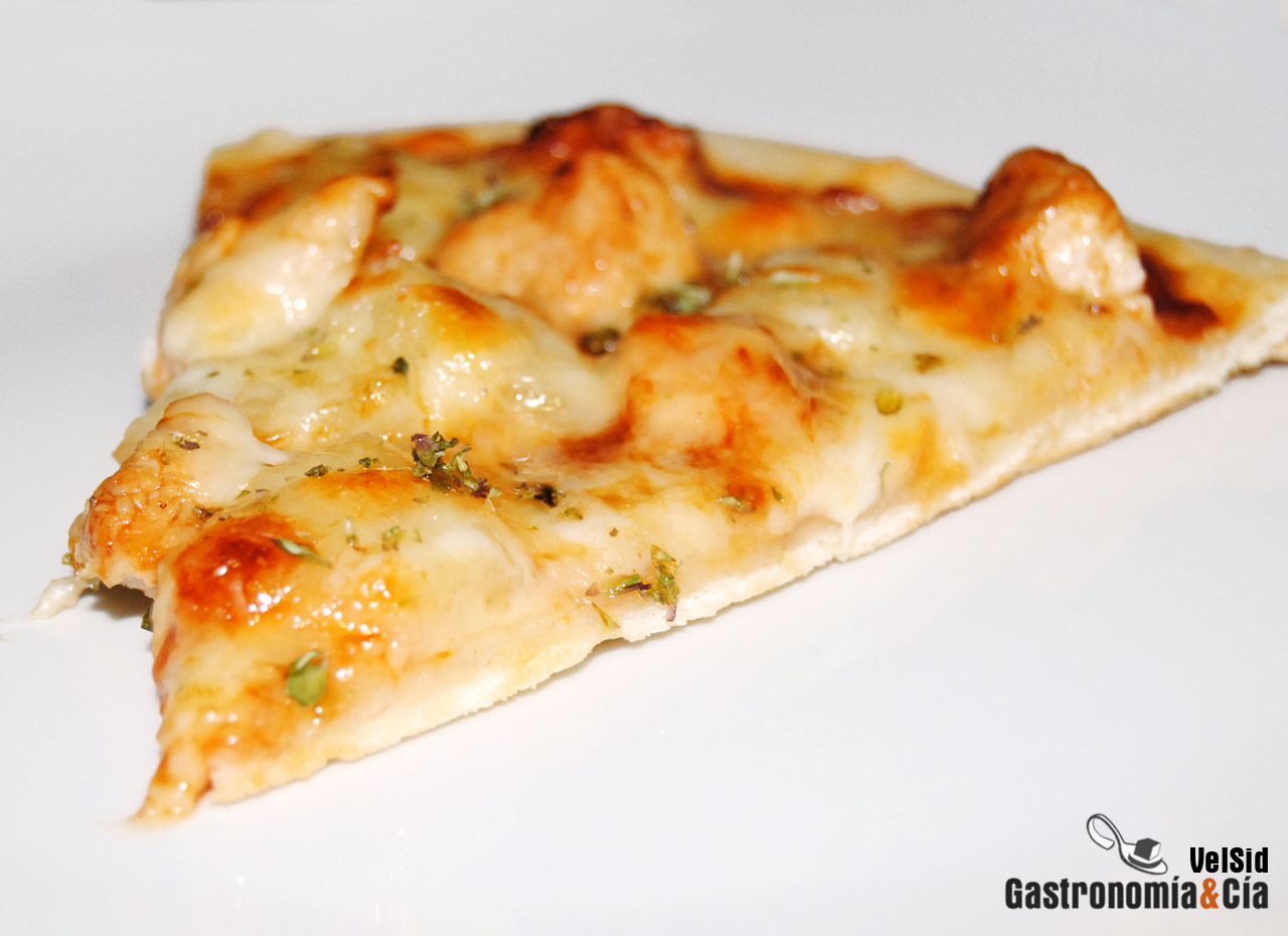 Pizza de pollo, piña y salsa barbacoa