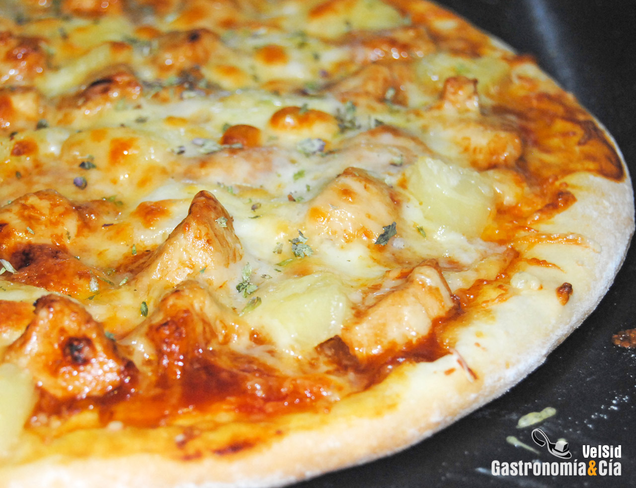 Pizza de pollo, piña y salsa barbacoa