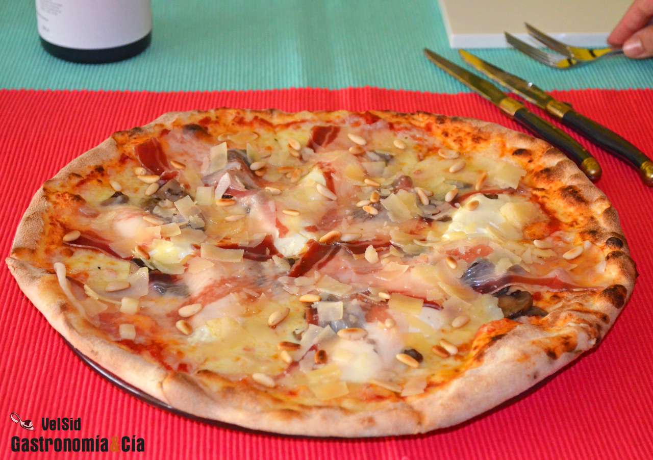Pizza con setas, queso fresco, jamón ibérico y trufa