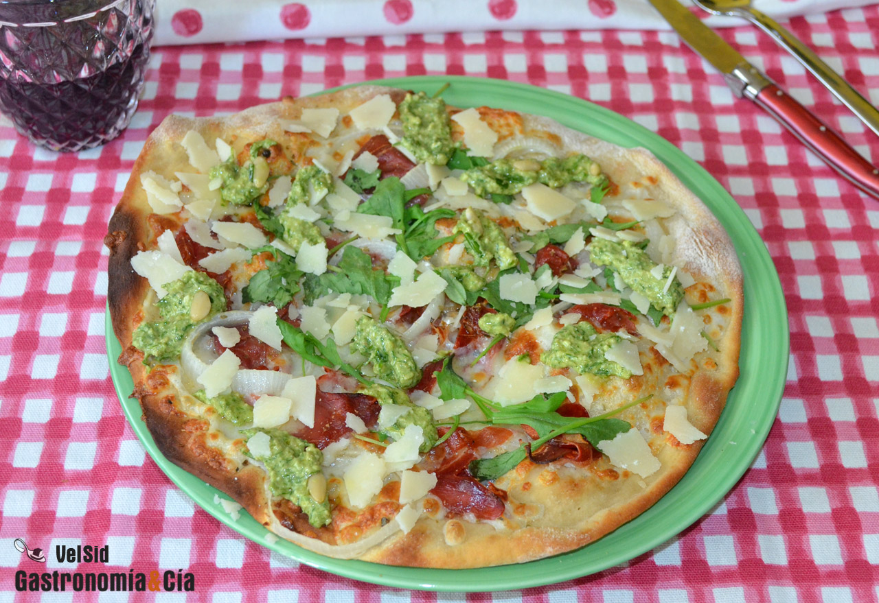 Pizza con ricota, jamón y pesto de cebollino