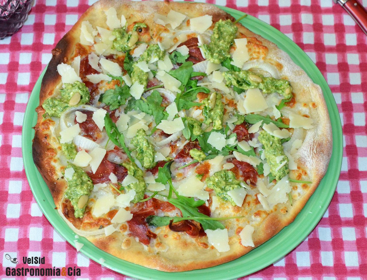 Pizza con ricota, jamón y pesto de cebollino