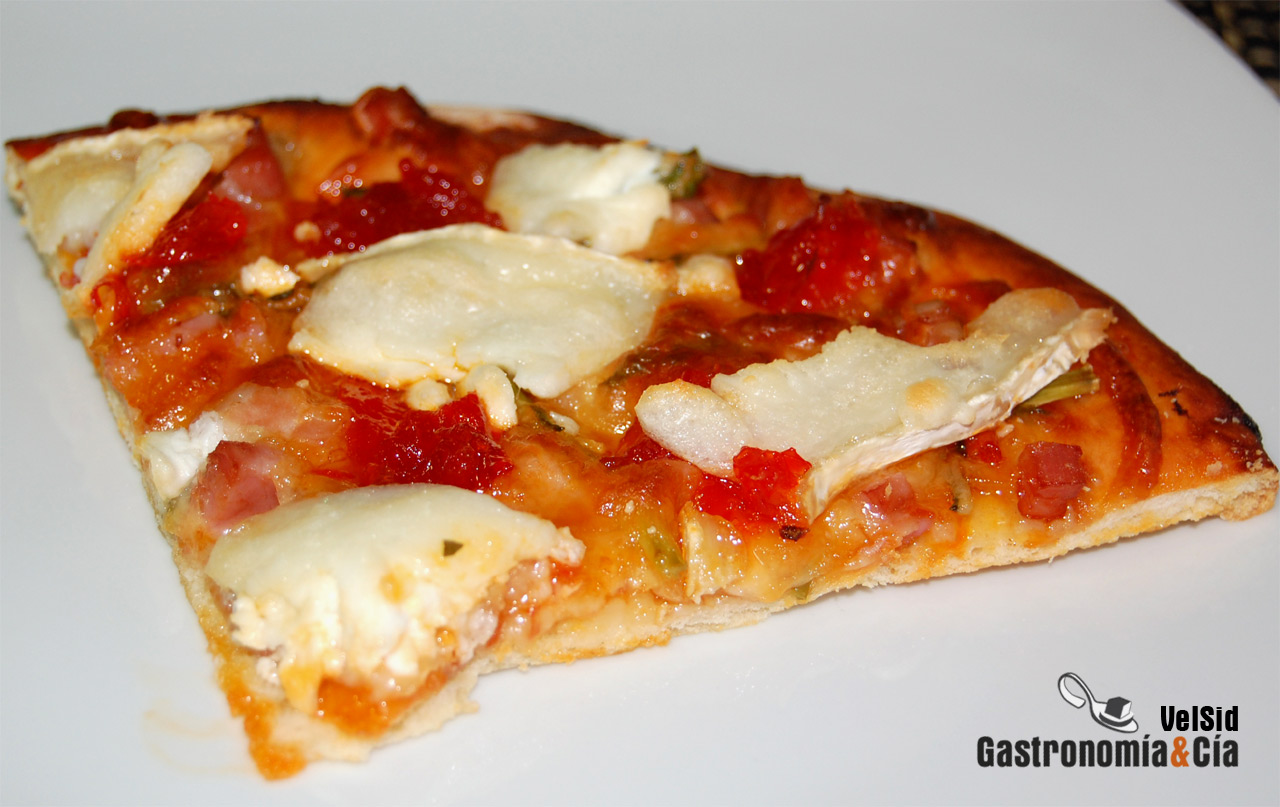 Pizza con queso de cabra y pimientos confitados