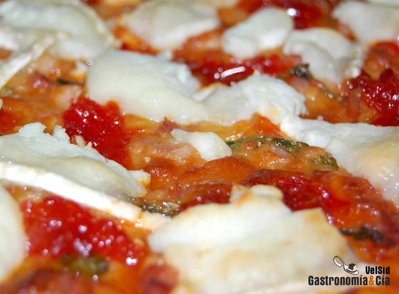 Pizza con queso de cabra y pimientos confitados