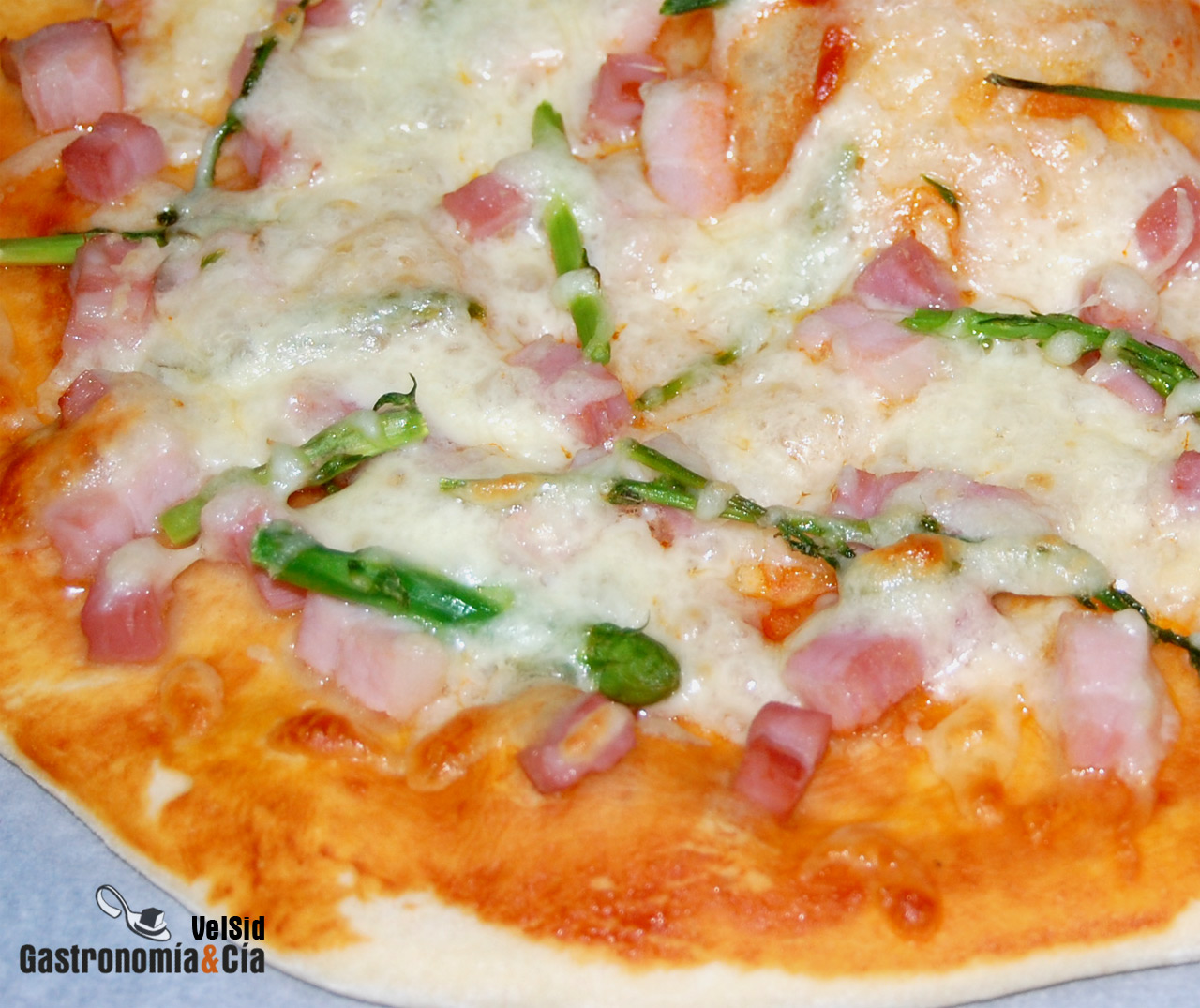 Pizza con queso de cabra y pimientos confitados