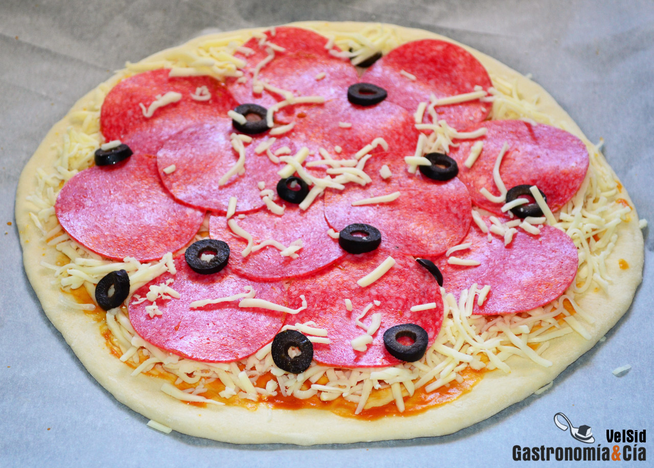 Receta de pizza artesana de salami y mozzarella