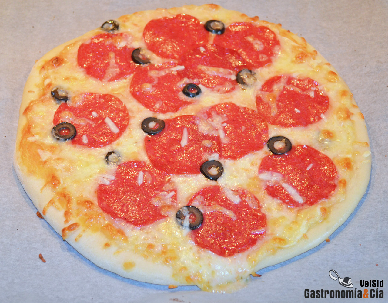 Receta de pizza artesana de salami y mozzarella