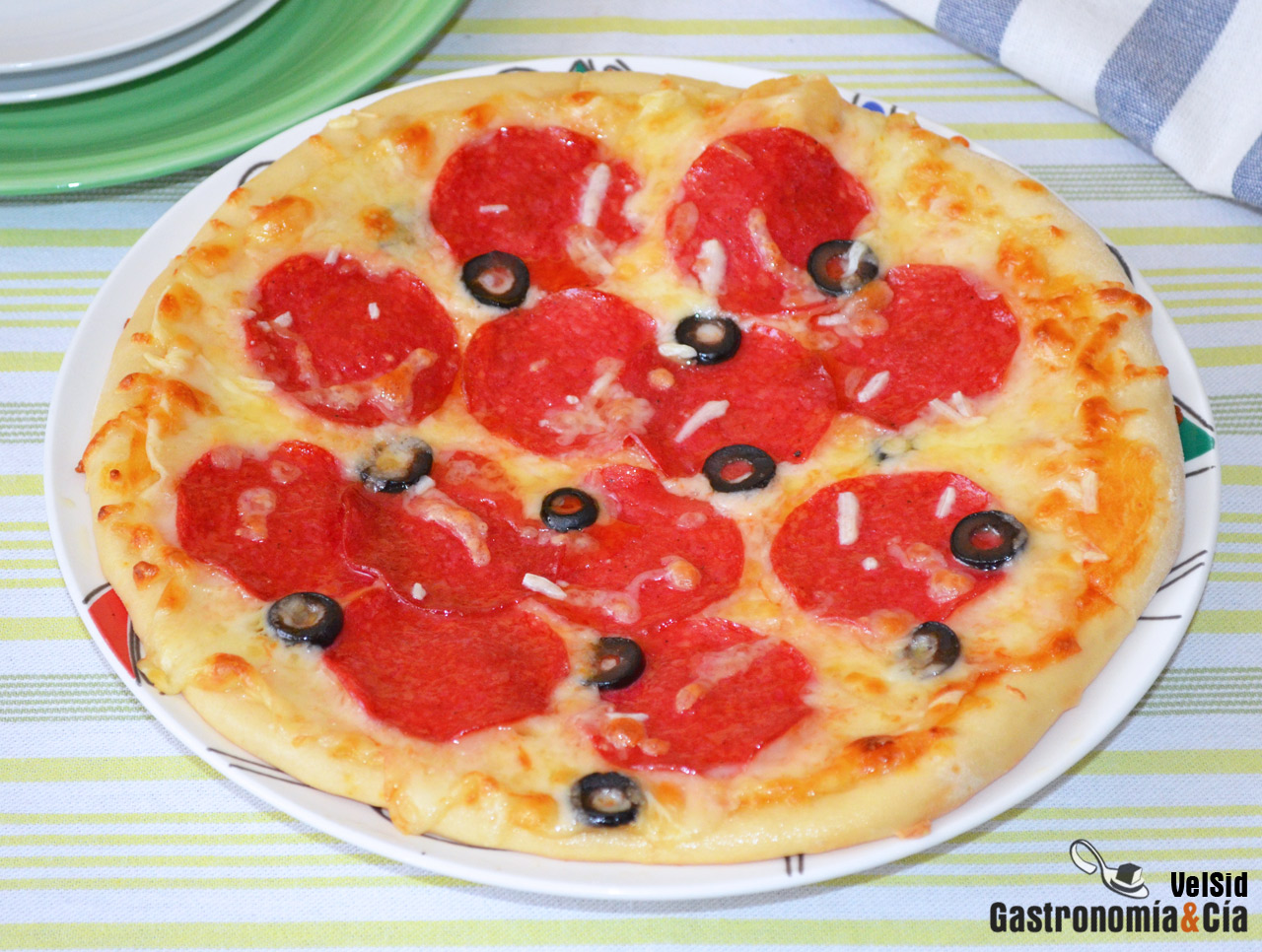 Receta de pizza artesana de salami y mozzarella