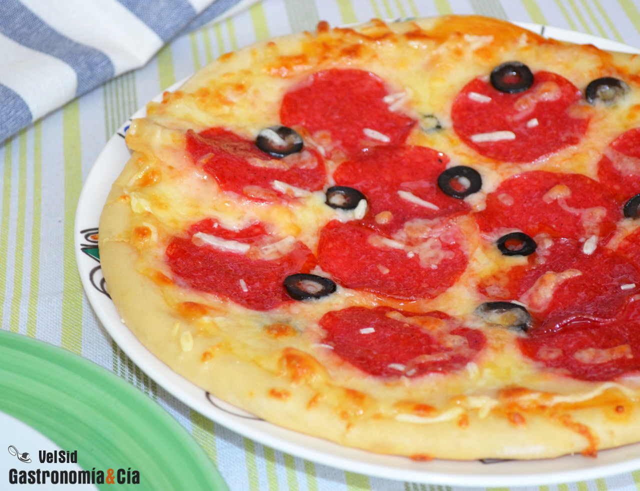 Receta de pizza artesana de salami y mozzarella