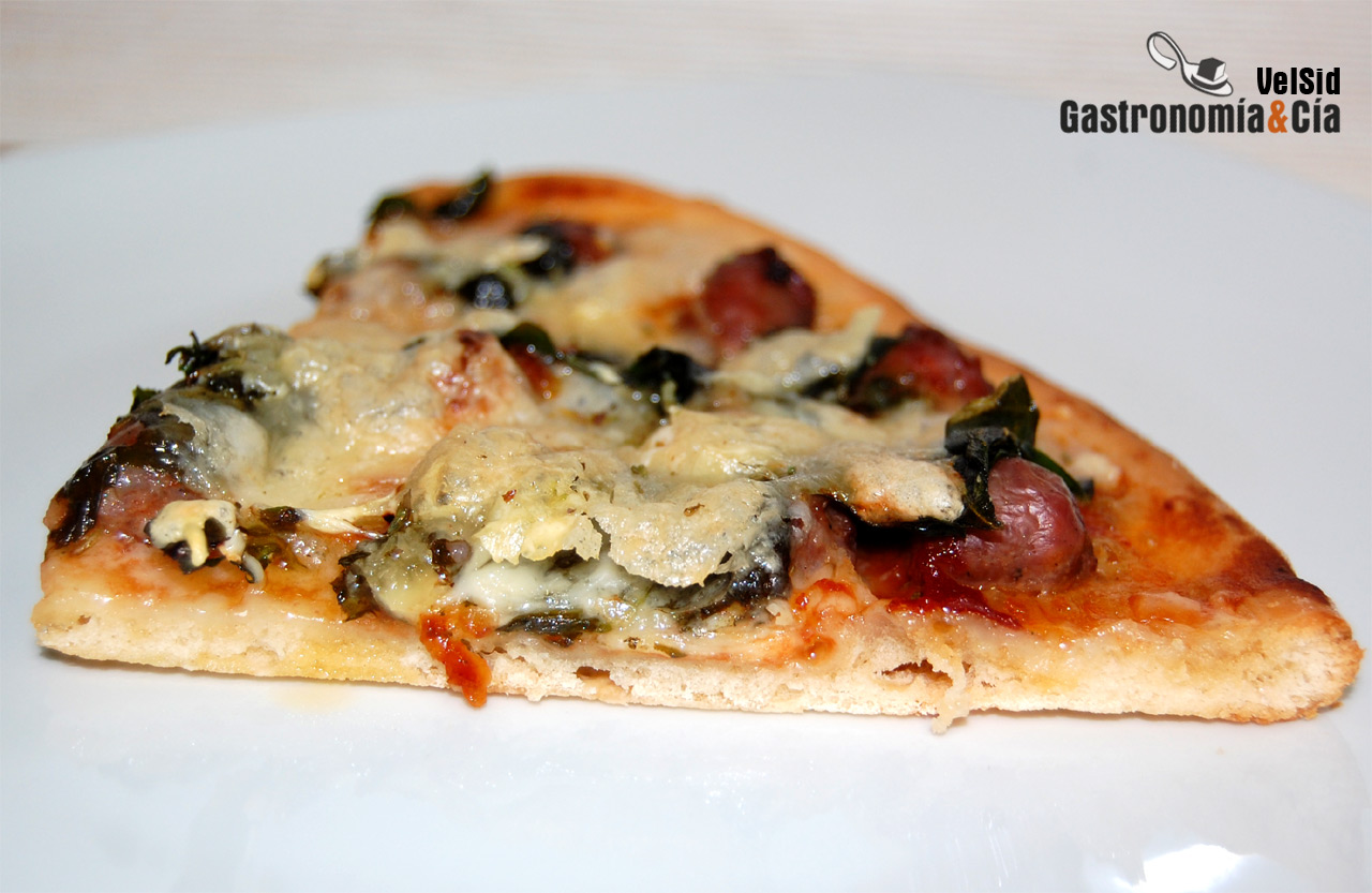 Pizza de salchichas y espinacas