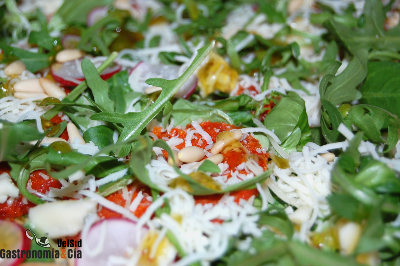 Pizza de sobrasada con vinagreta de miel
