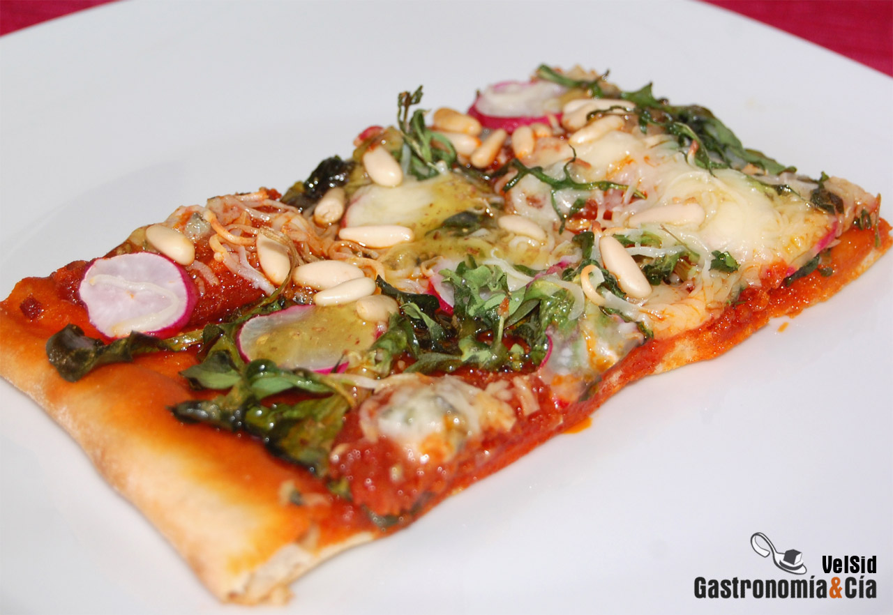 Pizza de sobrasada con vinagreta de miel