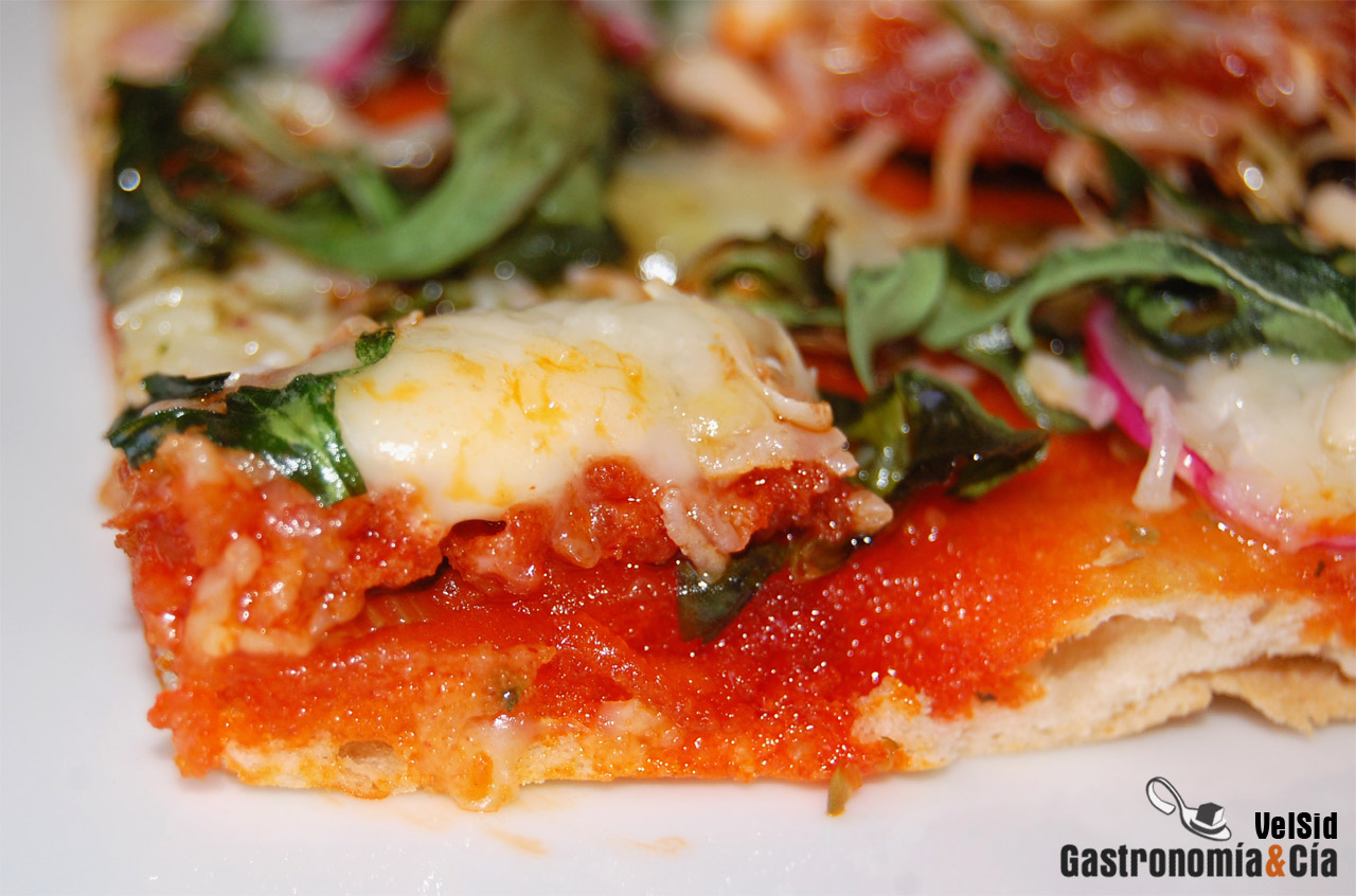 Pizza de sobrasada con vinagreta de miel