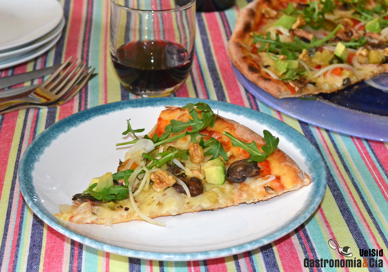 Pizza vegetariana con aguacate y nueces