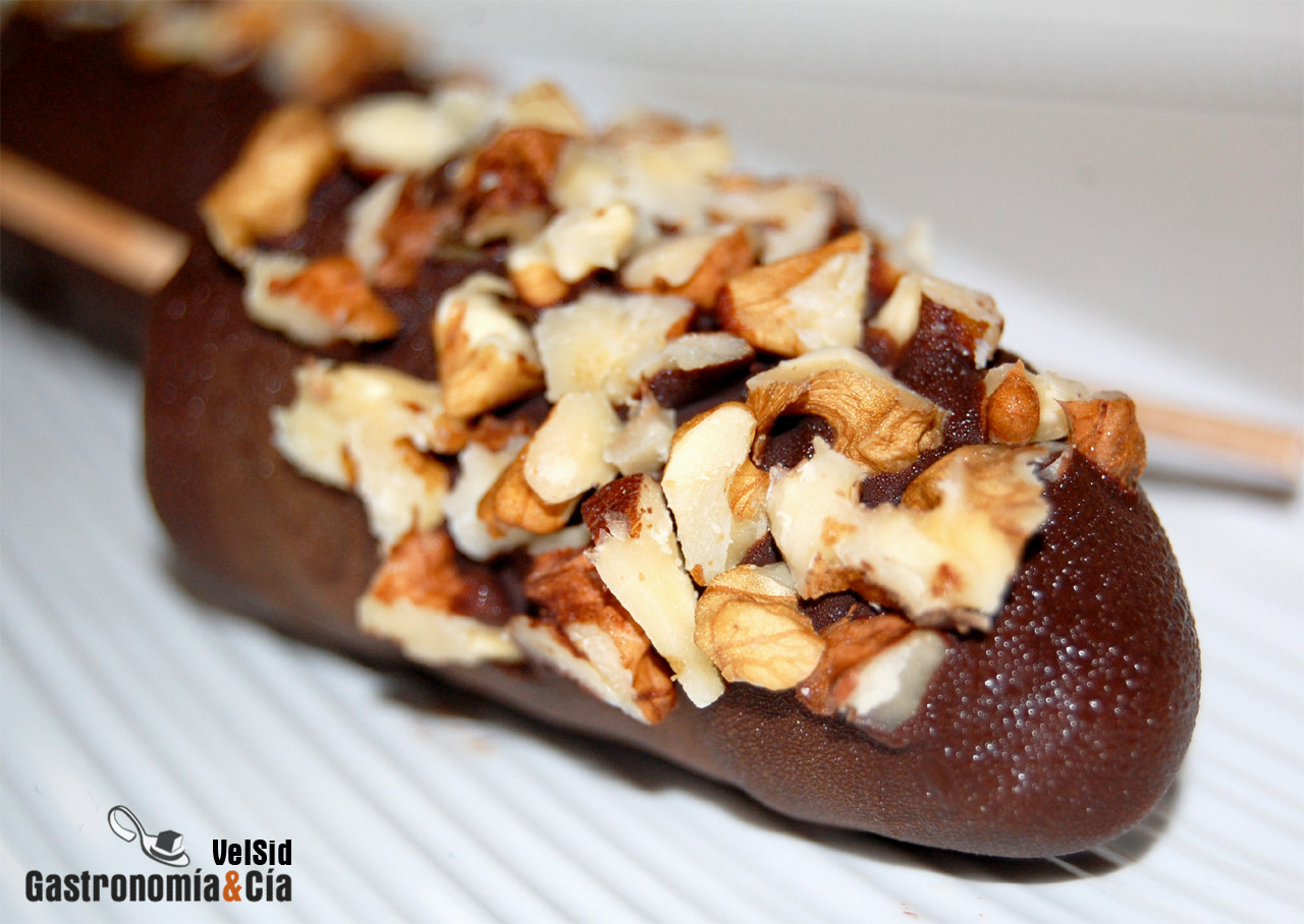 Plátano helado con chocolate y nueces