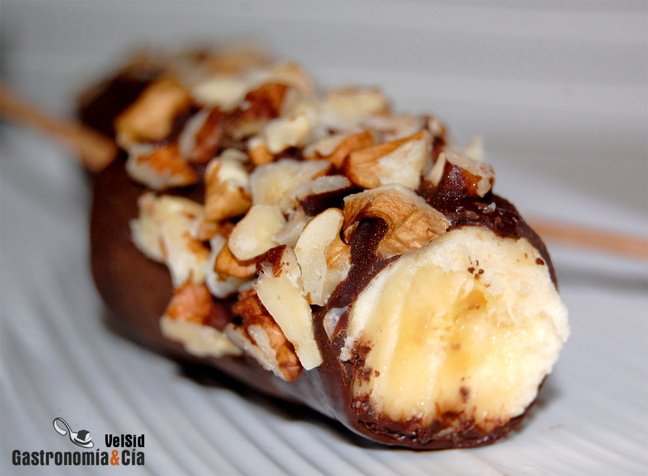 Plátano helado con chocolate y nueces
